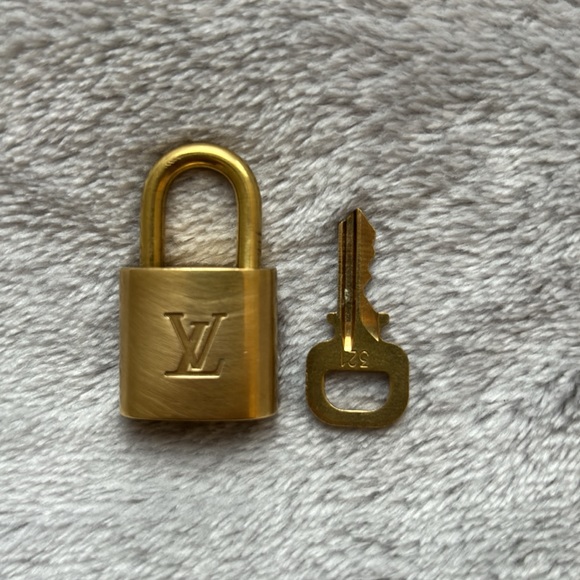 Louis Vuitton Lock & Key #321 - Picture 5 of 7